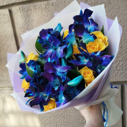 Orquídeas espaciales con rosas en tonos azules y amarillos