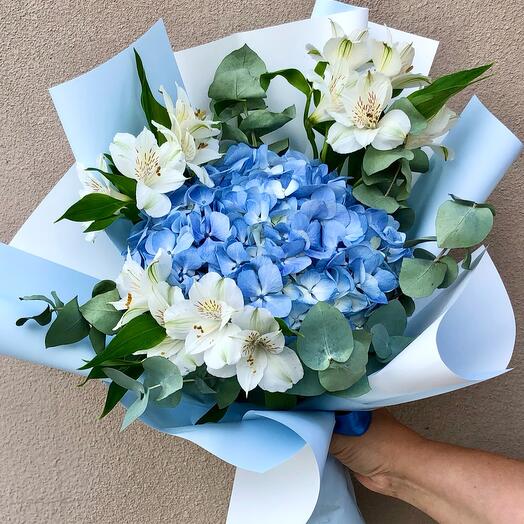 Bouquet with hydrangea "Sea breeze"
