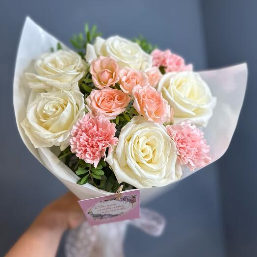 Премиальная роза с диантусами и кустовой розой