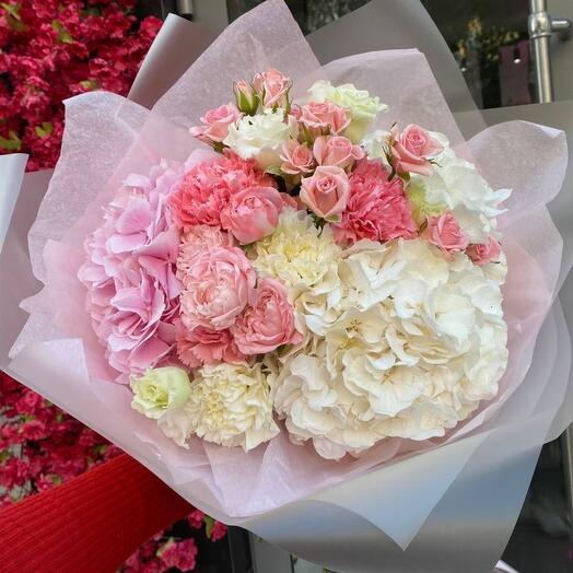 Delicado ramo con hortensias y rosas de arbusto