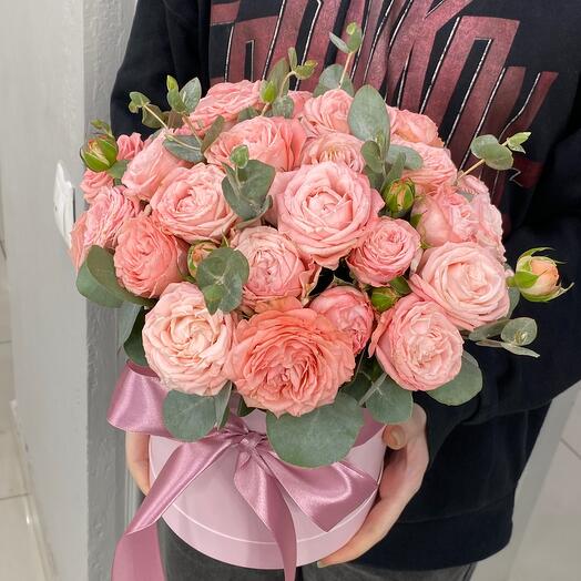 Кустовые розы в коробке