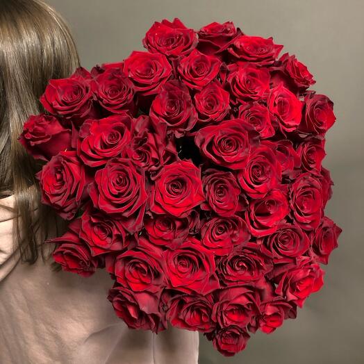 Охапка красных роз премиум качества под ленту