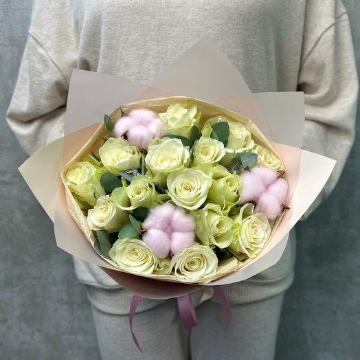 Белые розы с хлопком и эвкалиптом