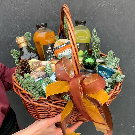 Подарочная корзина с благородными сырами, паштетом, оливками, шоколадными конфетами и новогодним декором «Зимний лес»