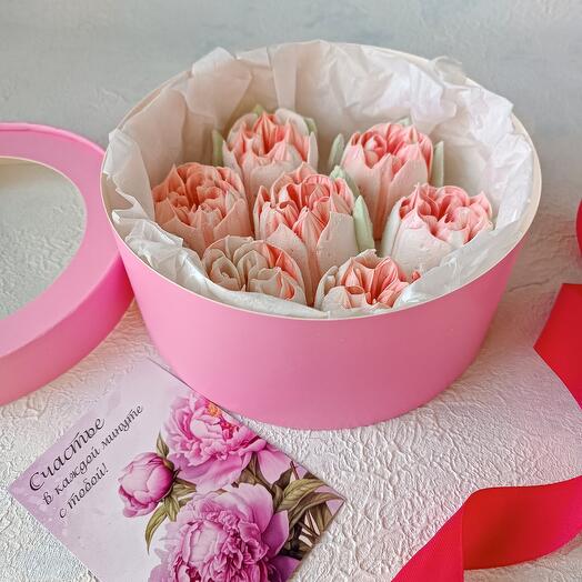 Цветы в круглой коробке