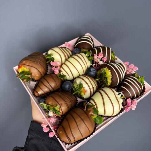 Клубника в шоколаде 12шт+Голубика