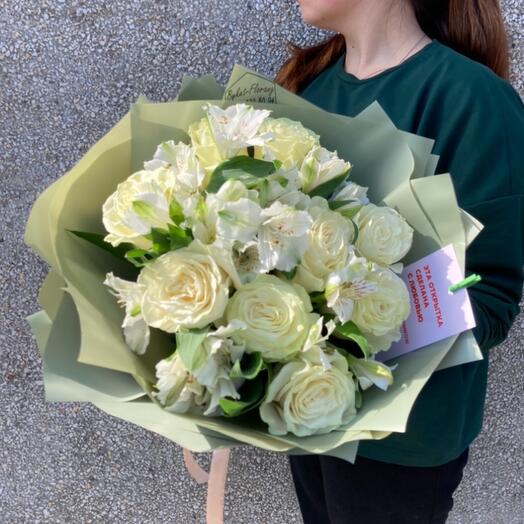 Rosas blancas y blancas alstroemeria