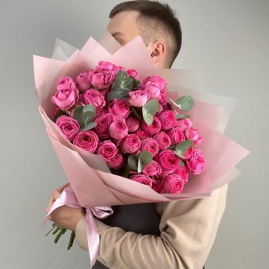 Монобукет из малиновой кустовой розы с эвкалиптом