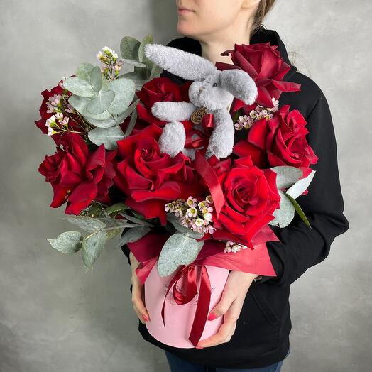 Коробка французских роз Эксплорер с зайчиком, эвкалиптом и ваксфлауэром