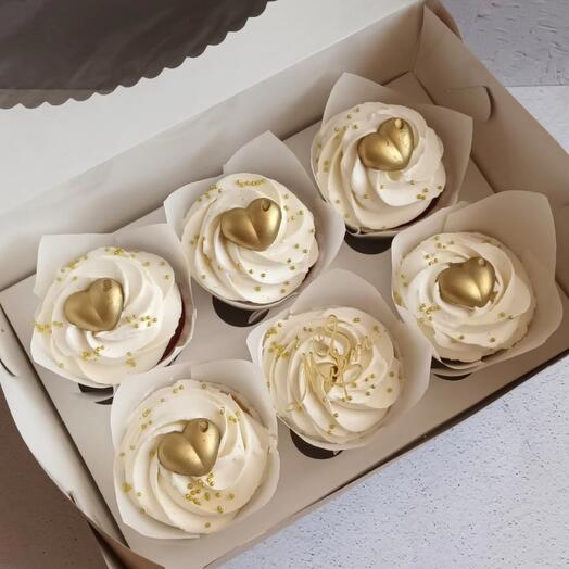 Капкейки с надписью на 8 Марта в подарок