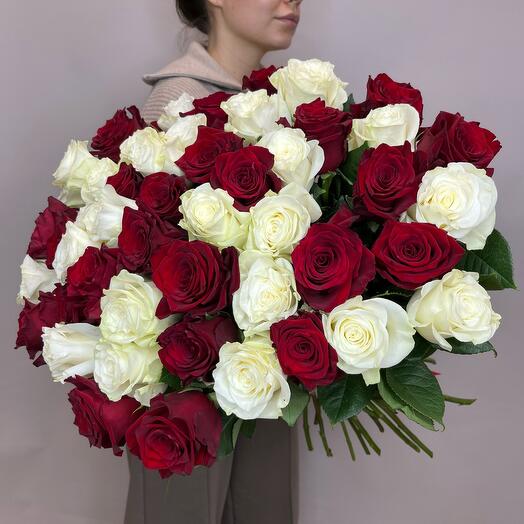 Ramo de rosas rojas y blancas 51 piezas 70 cm