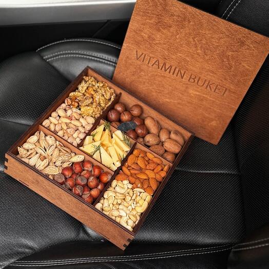 Бокс с орехами и сыром