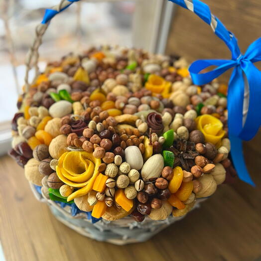 Большая корзина из орехов и сухофруктов