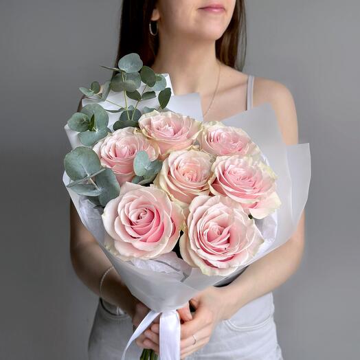 Нежный букет розовая роза Пинк Мондиаль и эвкалипт