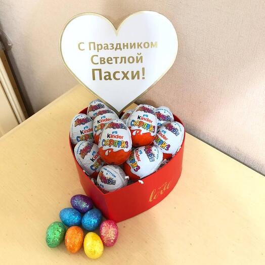 Сладкий бокс сердце с Киндер сюрприз на Пасху