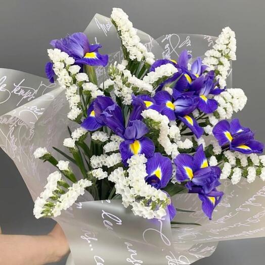 Букет из ирисов и статицы