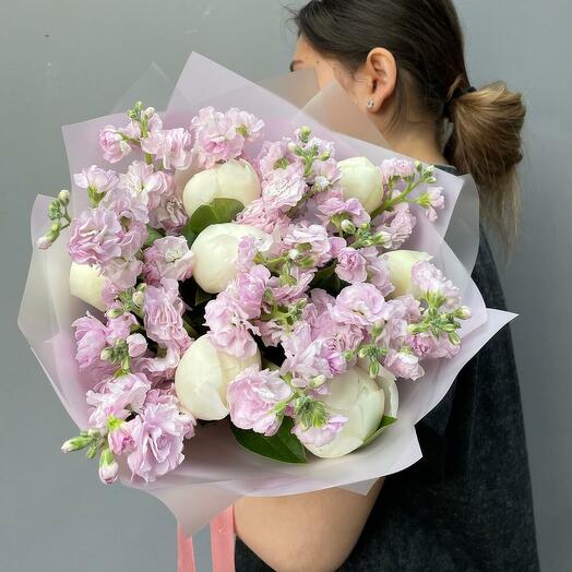 Нежный и ароматный букет из пионов и маттиолы (00060005) peony