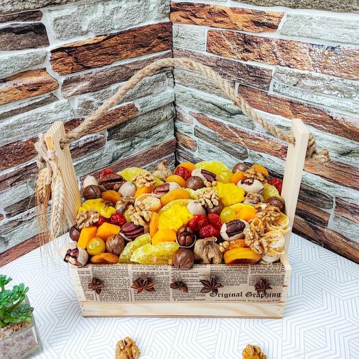 Букет из сухофруктов и орехов в ящ