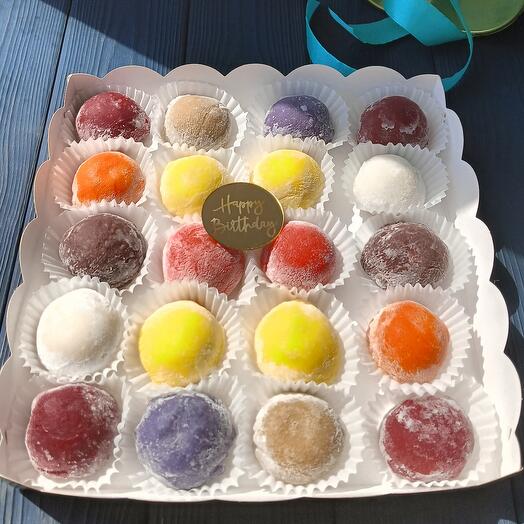 Mochi 20 assorted pieces with happy birthday topper