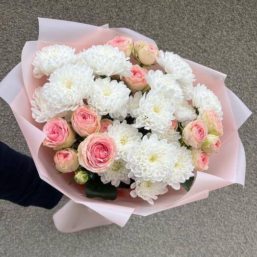 Ramo voluminoso de crisantemos y rosas arbustivas