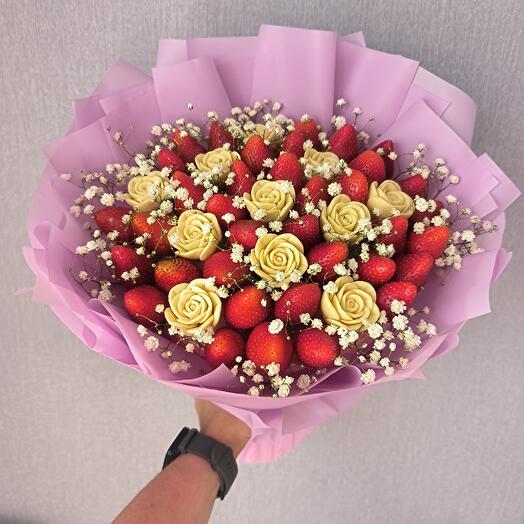 Букет из клубники с шоколадными розами
