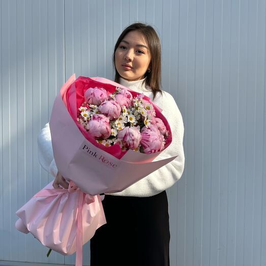 Букет из 10 пионов и ромашки