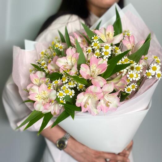 Bouquet of pink alstroemeria with daisies