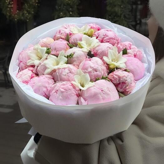 Нежный букет.Розовые ароматные ..пионы и белая фрезия