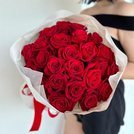 25 красных роз Фридом 60см в оформлении «Freedom»