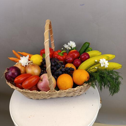 Корзина с фруктами и овощами