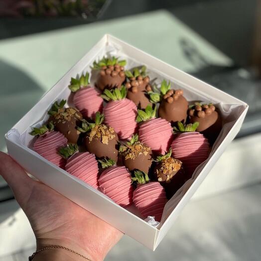 Клубника в розовом и молочном шоколаде