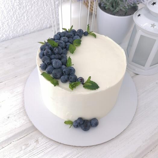 Cake with berries