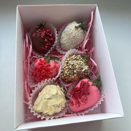 Мини коробочка клубники в шоколаде