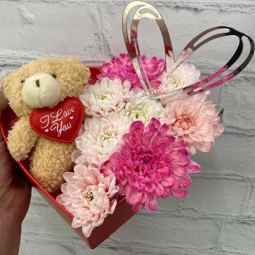 Flores y un oso en una Caja de corazón
