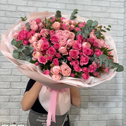 Букет из Джульетты и спрей розочек