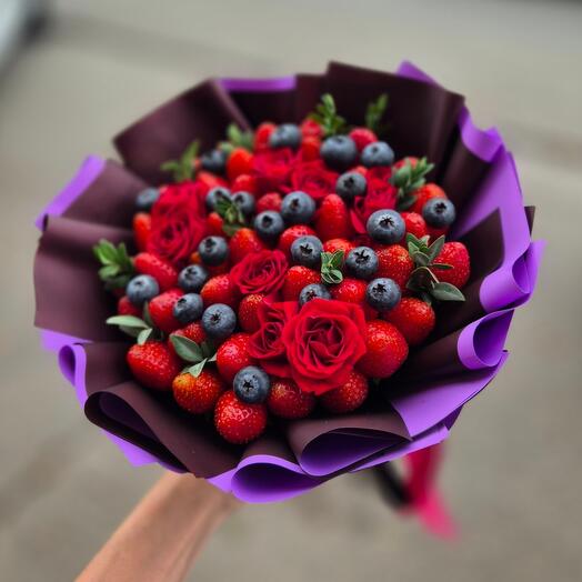 Букет из клубники с розами 1