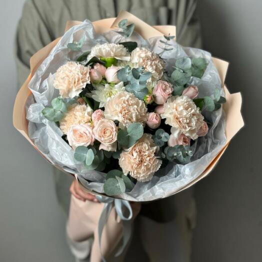 Bouquet of dianthus and bush roses. "Tenderness for her"