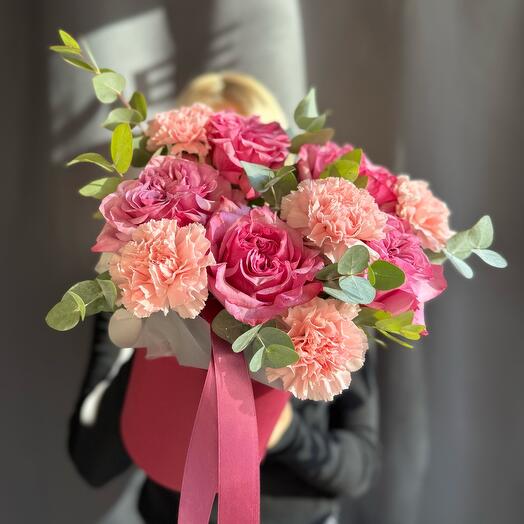 Сборная коробочка с пионовидными розами и диантусами