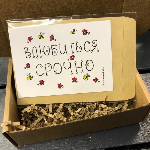 Открытка с пожеланием "Влюбиться срочно" в стильной крафт коробочке