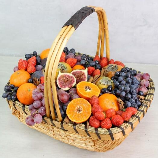 Фруктовая корзина с клубникой, инжиром и корицей
