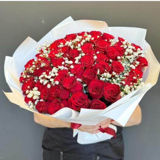 Букет из 51 красной кенийской розы с гипсофилой