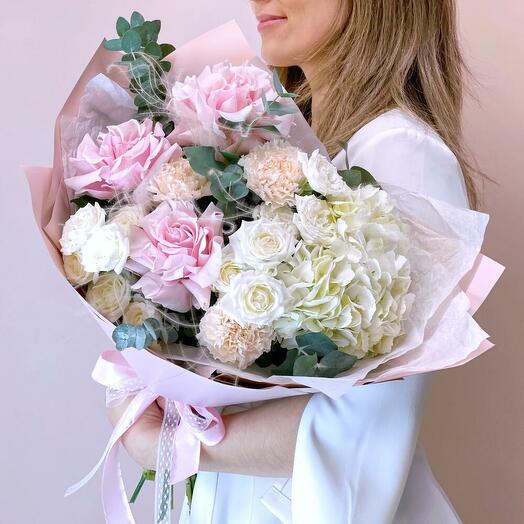 Un beso suave. Ramo con rosas francesas y hortensias