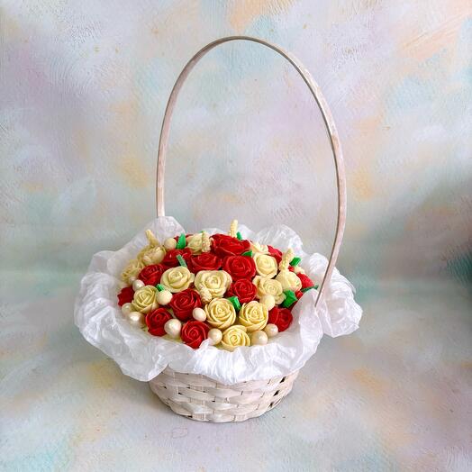 Корзинка с розами из бельгийского шоколада