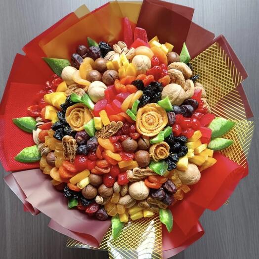 Яркий букет  из орехов и сухофруктов