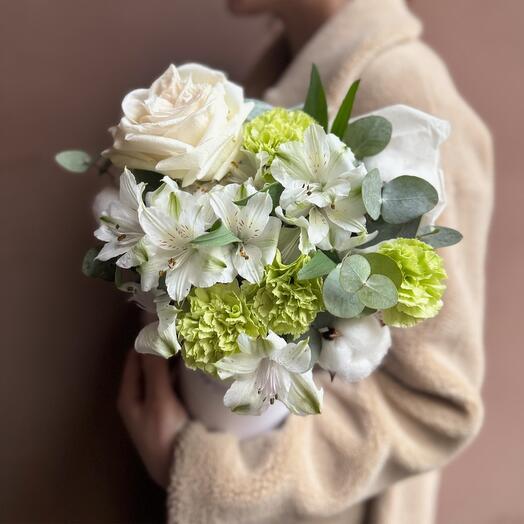 Композиция «Принц»(Роза пионовидная Охара, альстромерия, диантусы, хлопок, эвкалипт)
