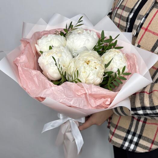 Букет с белыми пионами