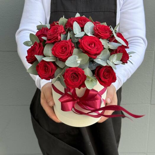 Розы красные в коробке с эвкалиптом