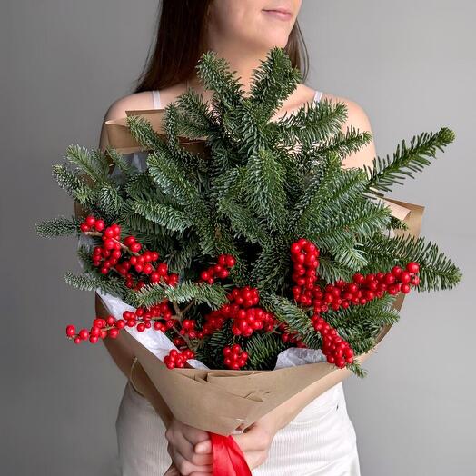 Новогодний букет голубая ель нобилис и ягодки илекс