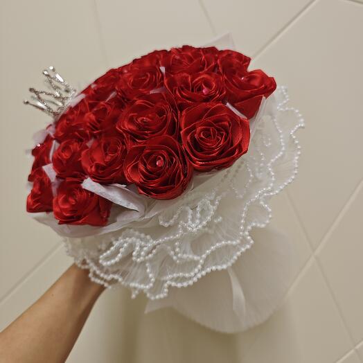 Букет из алых атласных лент