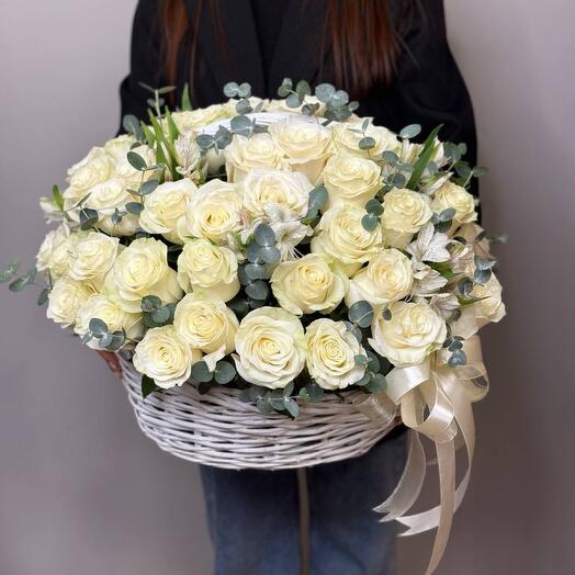 Корзина с белыми розами , альстромерией и эвкалиптом